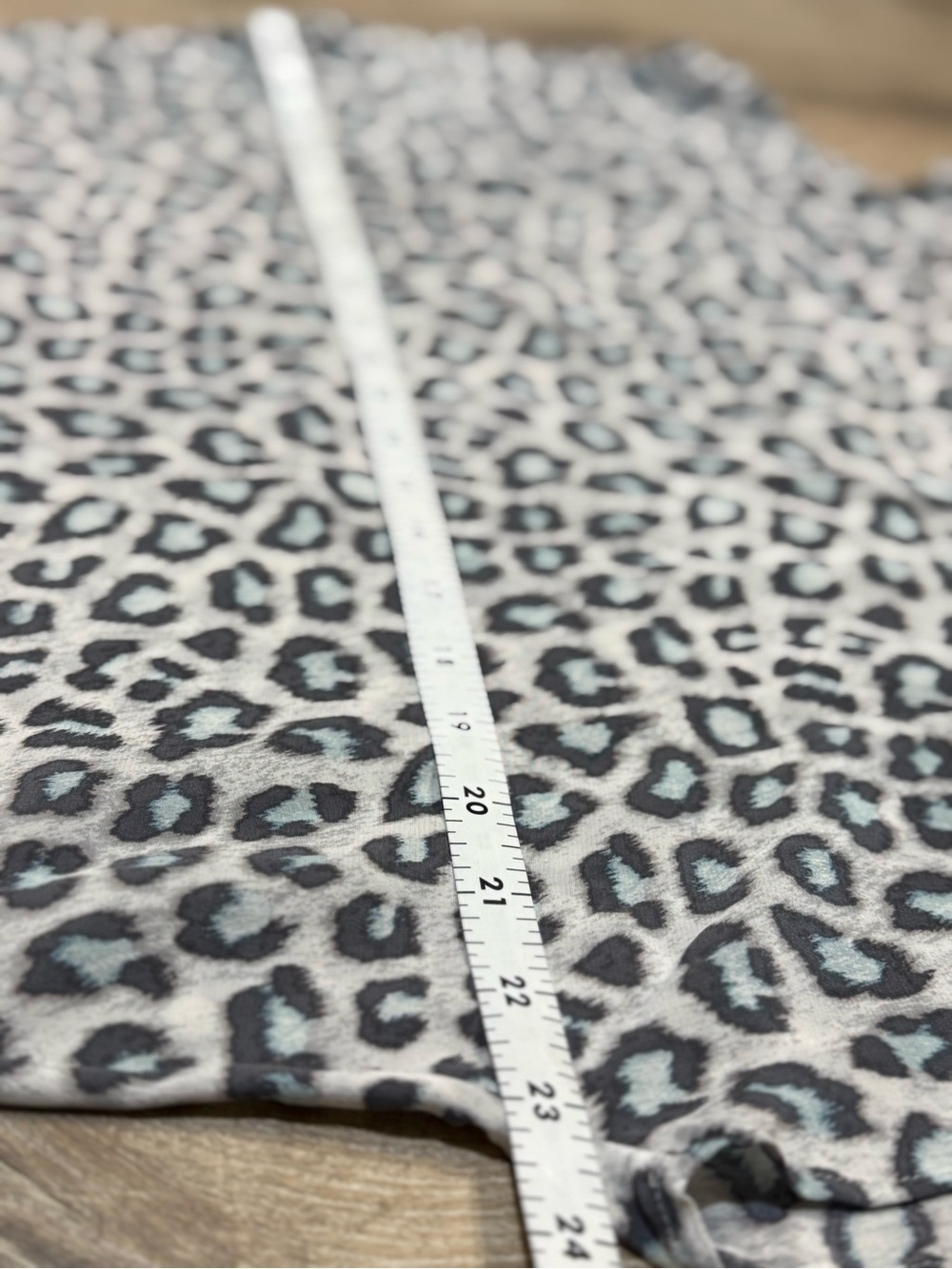 Joie 100% Silk Leopard Print Cold Shoulder Blouse Flutter Sleeve Small - Picture 9 of 14